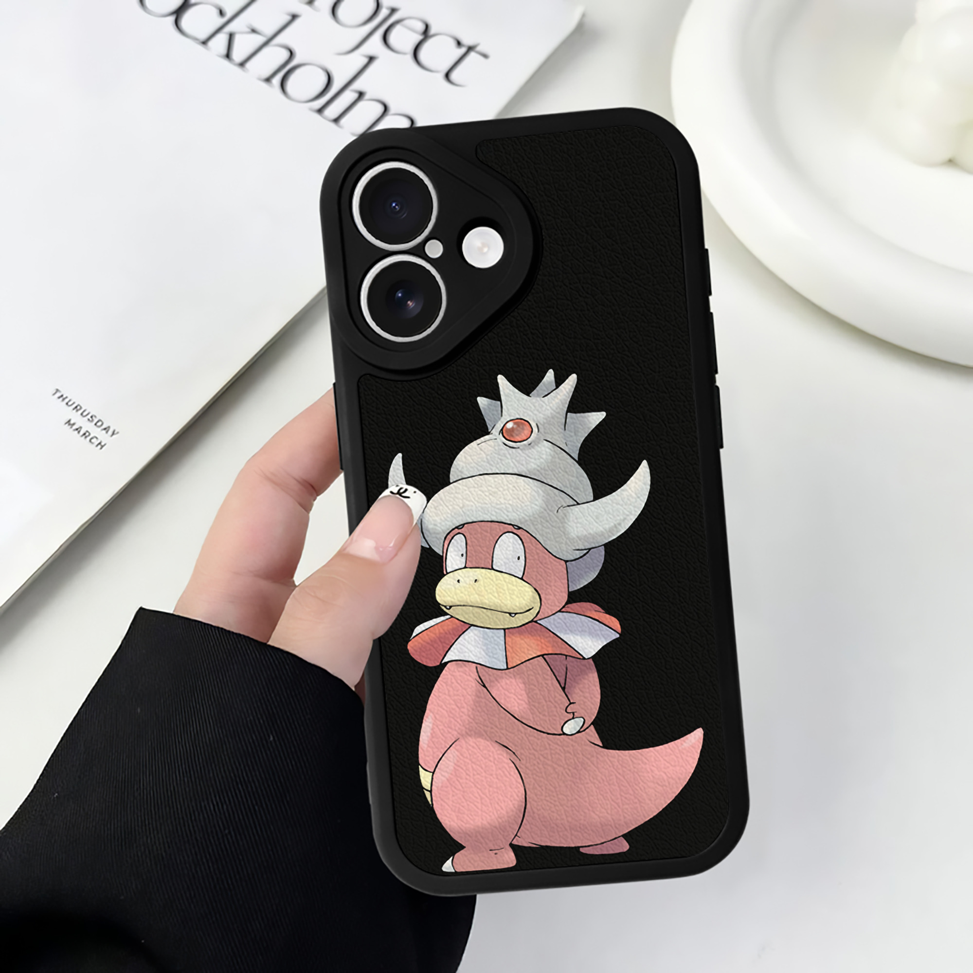 （画像用） ポケットモンスター Pokémon 【iPhone 16シリーズ対応】シリコンスマホケース（レザー調） 材質：シリコン